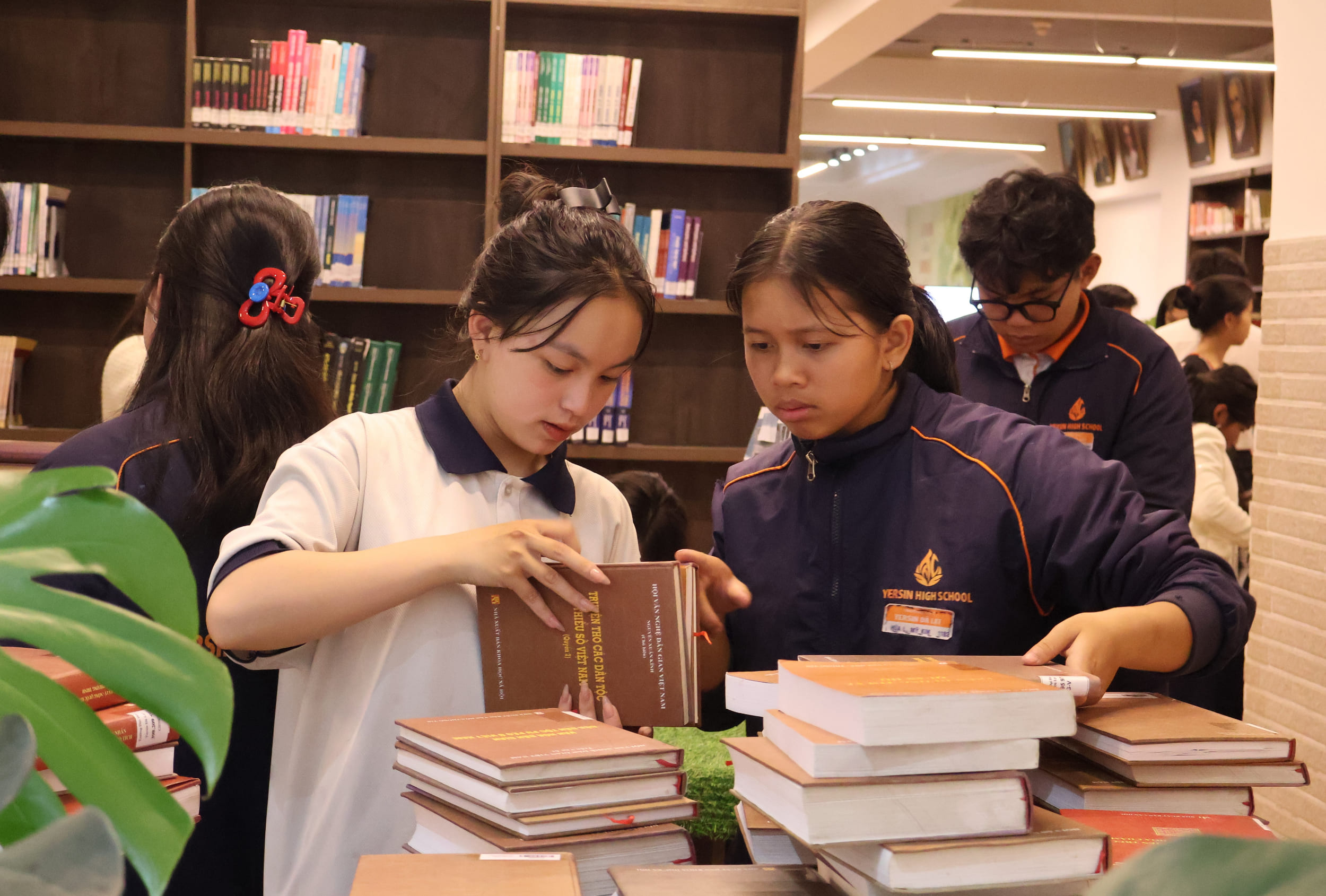 Ấn tượng với phần thi xếp sách nghệ thuật của học sinh THPT Yersin tại “Ngày hội Sách”