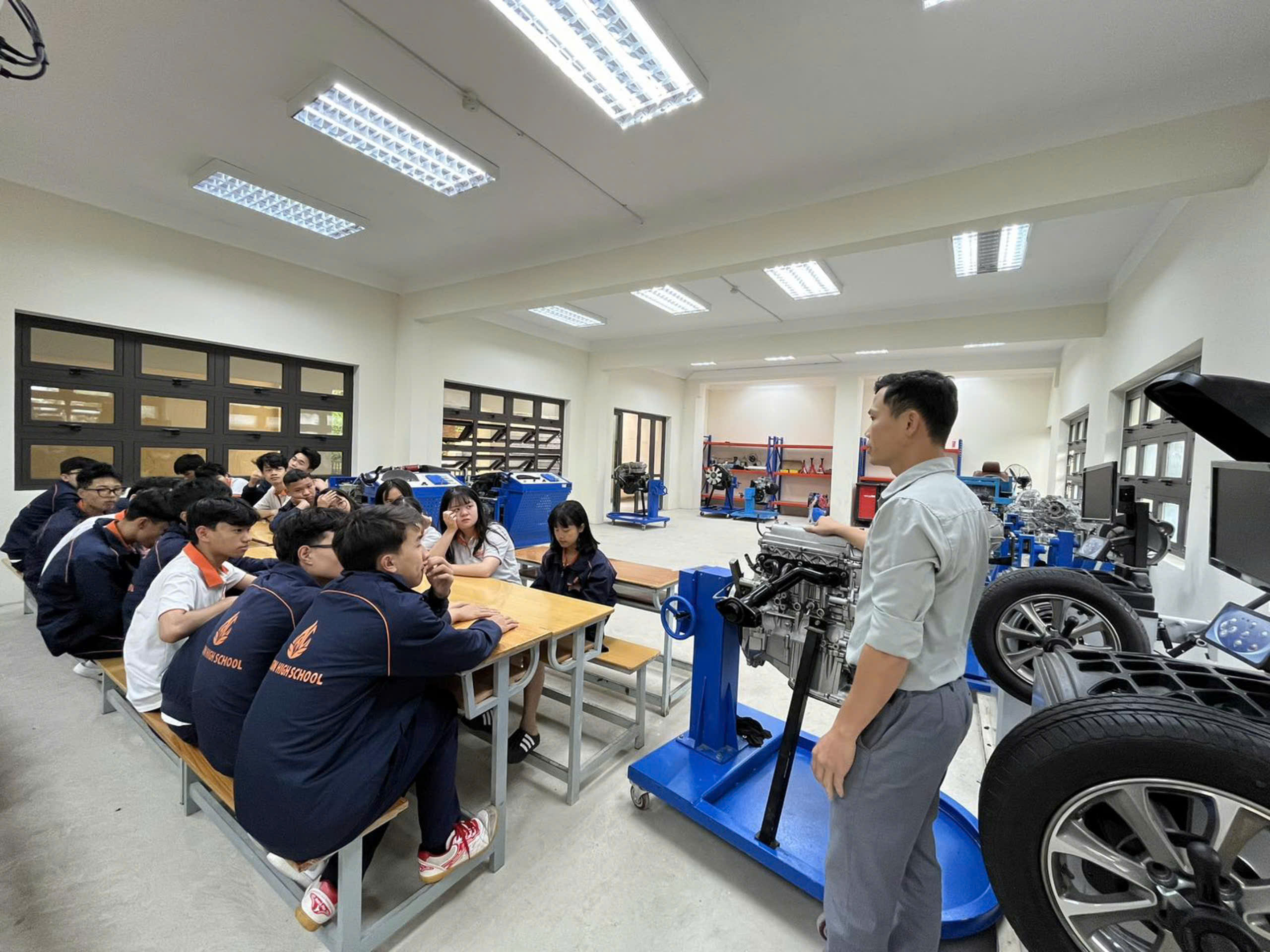 TIẾT HỌC STEAM CỦA LỚP CHẤT LƯỢNG CAO: KHÁM PHÁ THẾ GIỚI CHUYỂN ĐỘNG