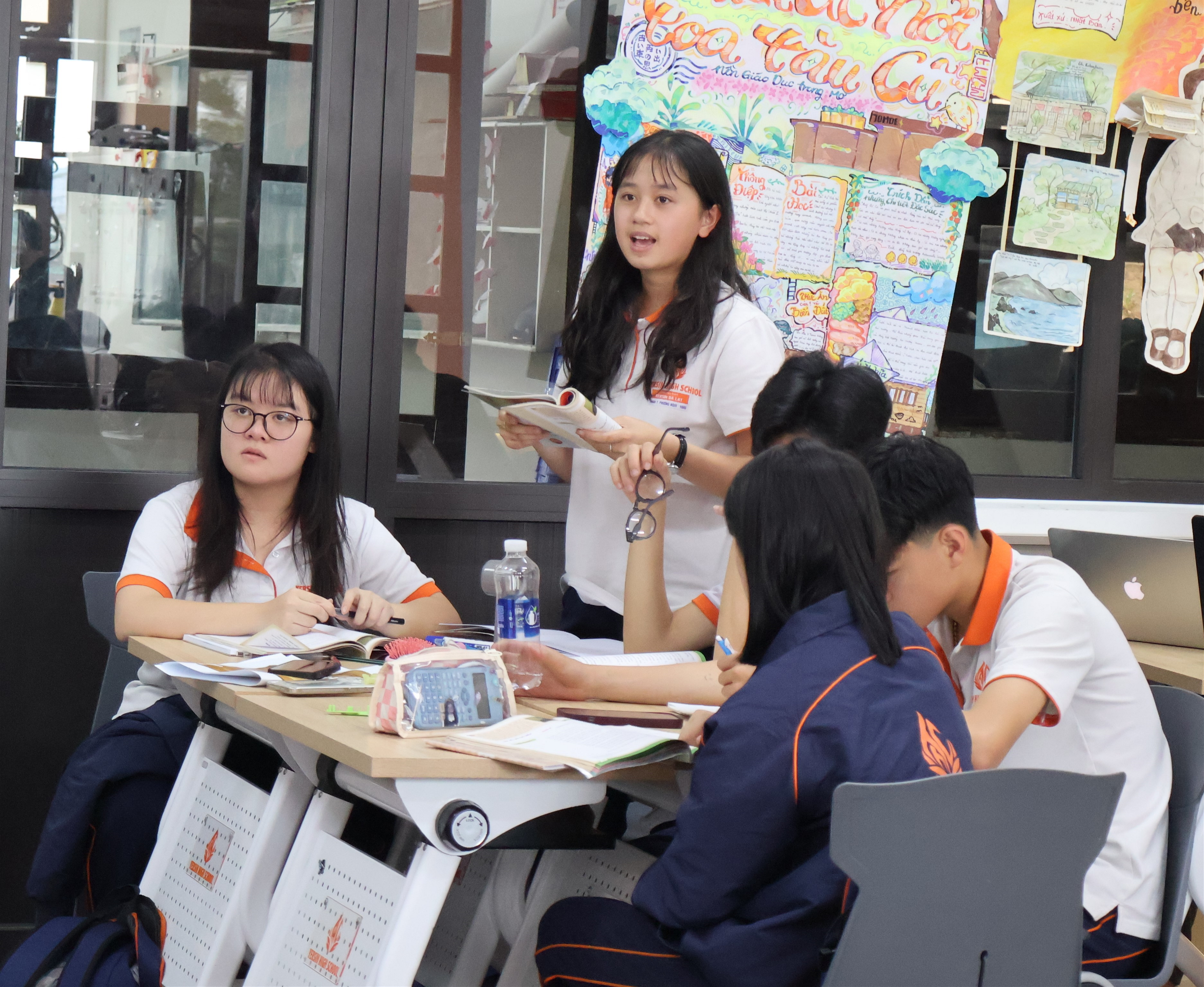 Khám phá vẻ đẹp ngôn ngữ dân tộc qua hai biện pháp tu từ: Chêm xen và liệt kê