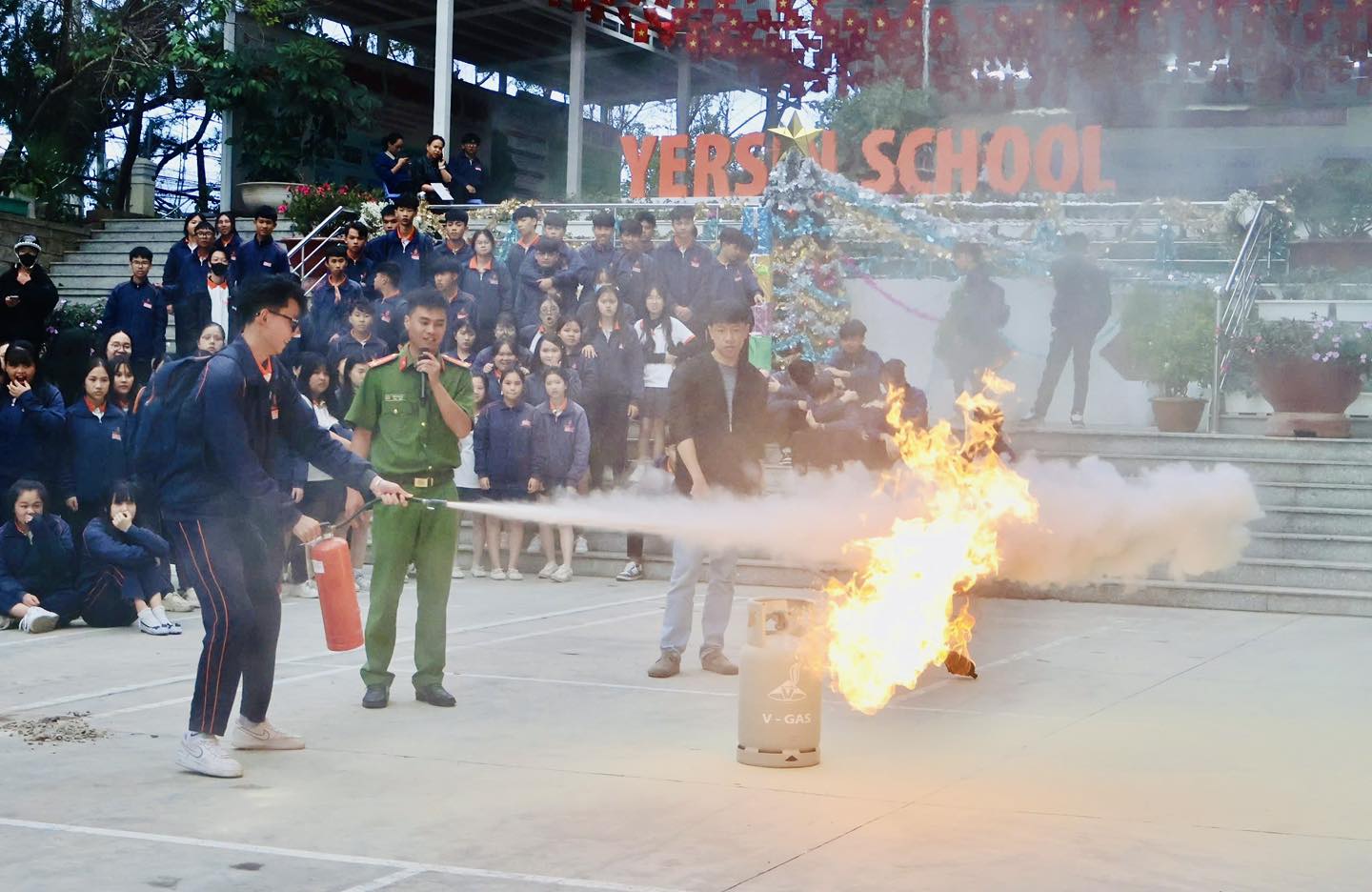 Tập huấn phòng cháy chữa cháy và cứu hộ cứu nạn cho học sinh toàn trường