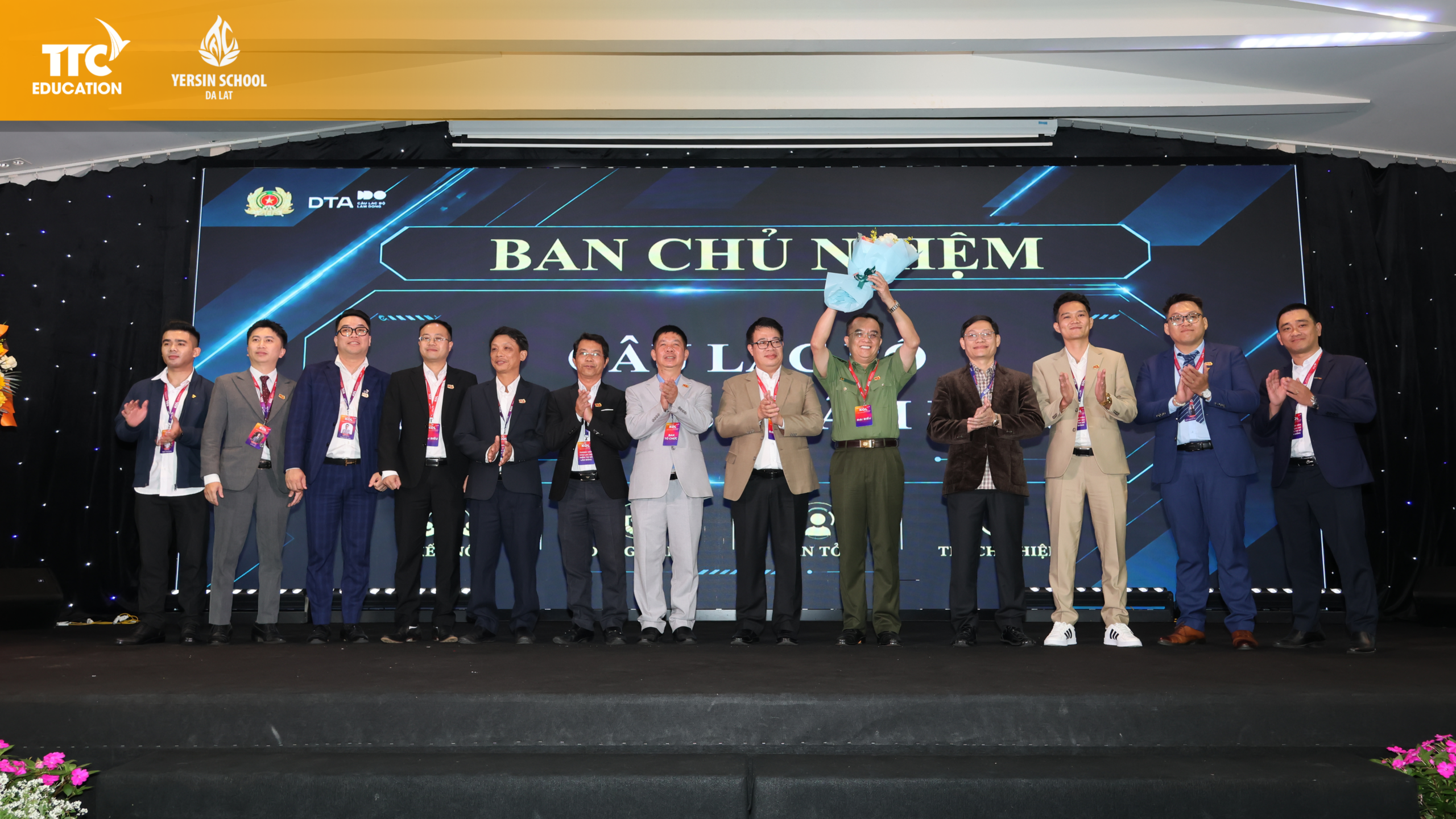 Đồng chí Nguyễn Ngọc Phúc tặng hoa chúc mừng