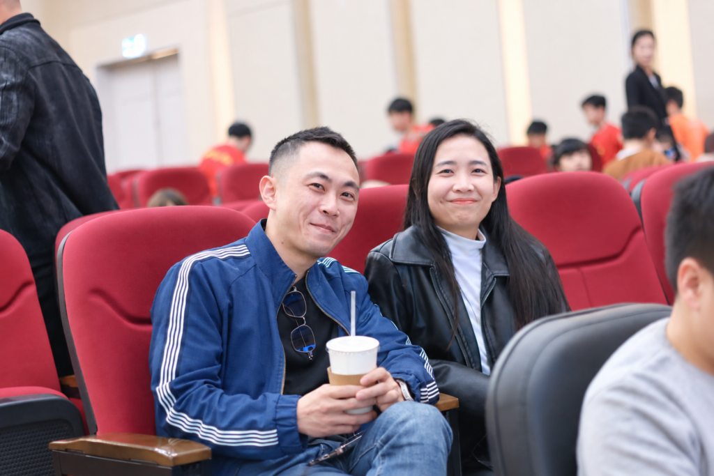 Quý cha mẹ học sinh cũng đến tham dự và cổ vũ tinh thần cho các con