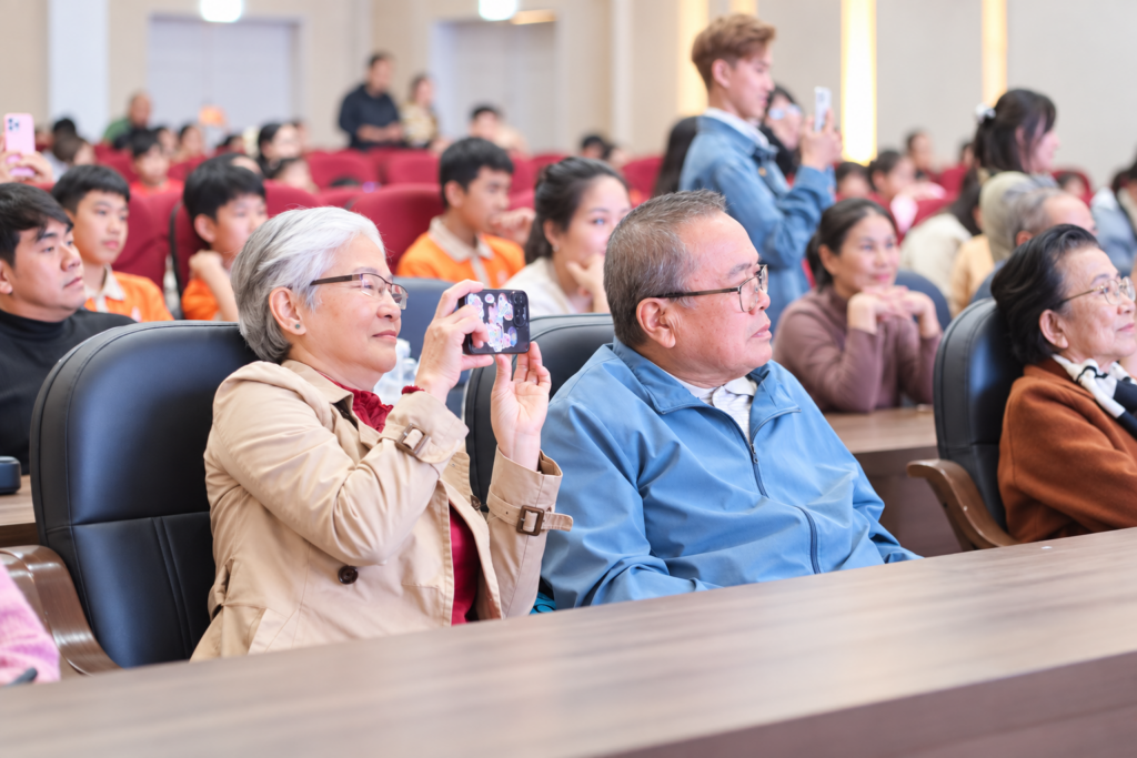 Phụ huynh lưu lại những khoảnh khắc đáng nhớ của các em học sinh